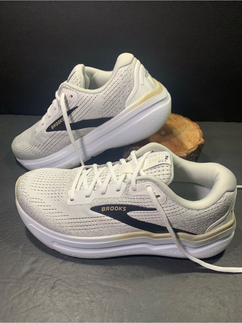 Brooks Ghost Max 2 Men’s Beige Gray Black Running Walking Sneakers Shoe Size- 9